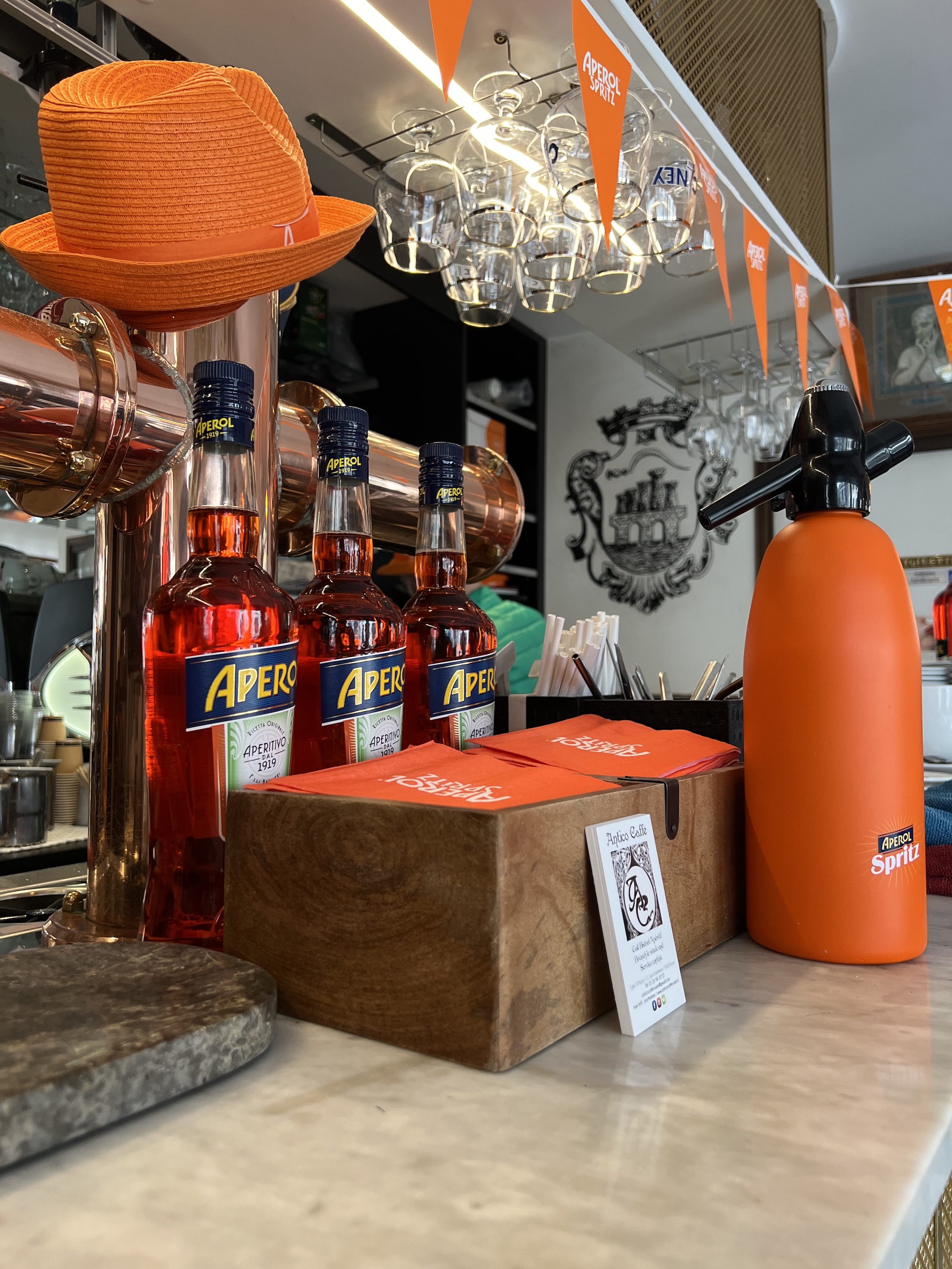 Bouteilles d'Aperol et décoration du comptoir