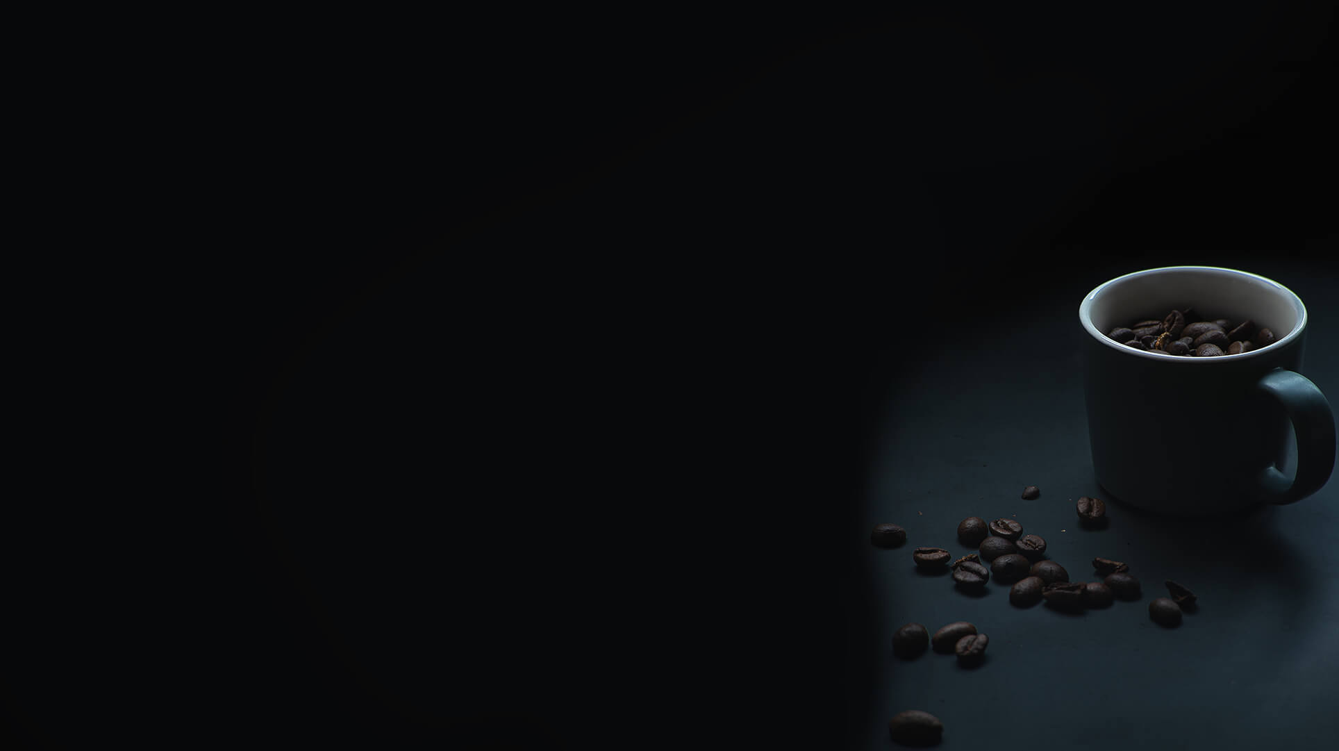 Tasse de café sombre avec grains de café