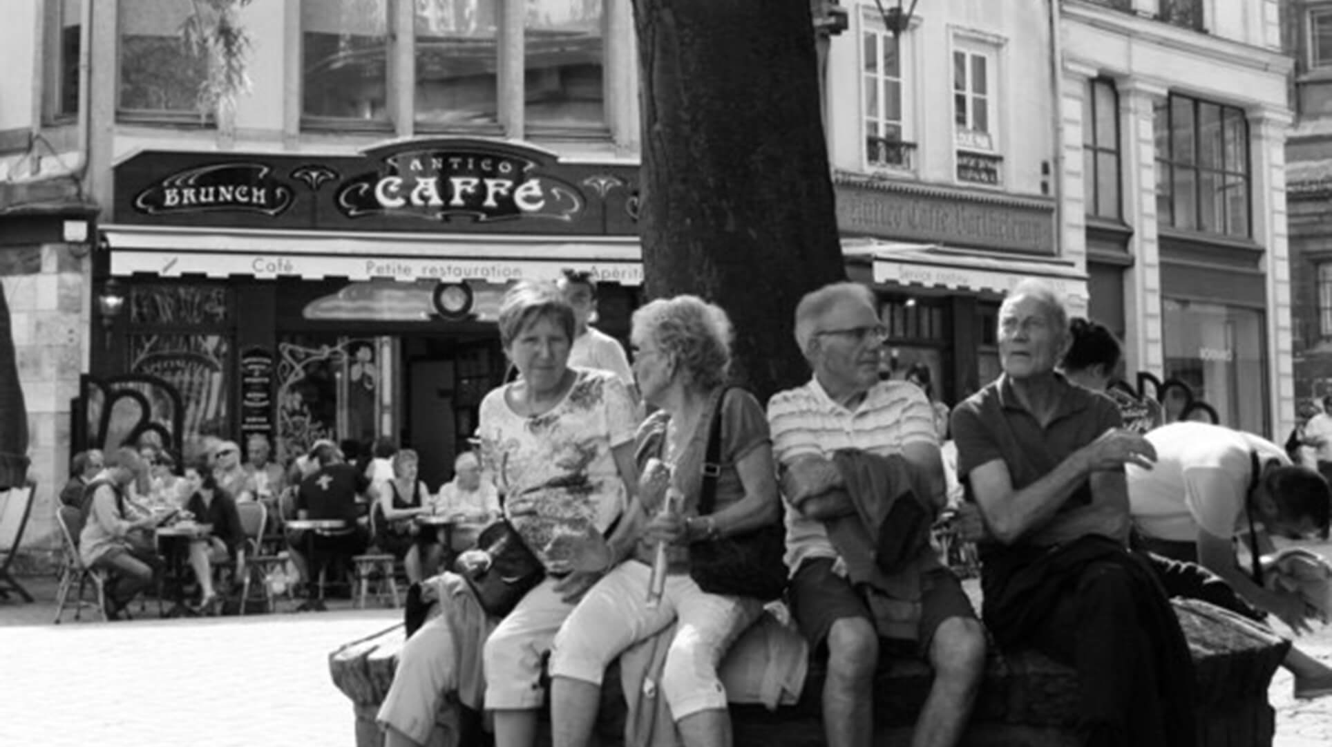 Vue de l'Antico Caffè et des passants sur la place