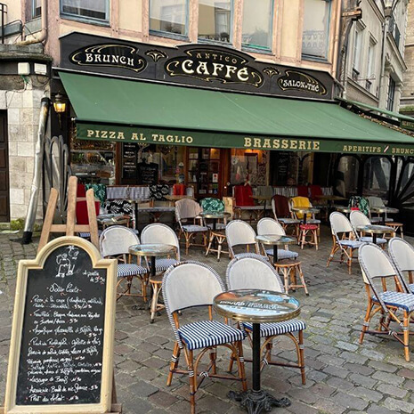 Façade de l'Antico Caffè avec tables dressées sur les pavés